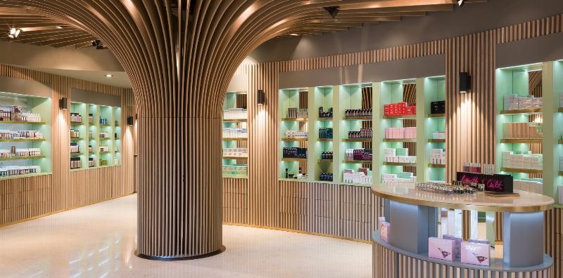 Một kệ trưng bày các sản phẩm chăm sóc da cao cấp từ boutique được sắp xếp gọn gàng, thể hiện sự chú trọng bảo quản và trưng bày sản phẩm chất lượng
